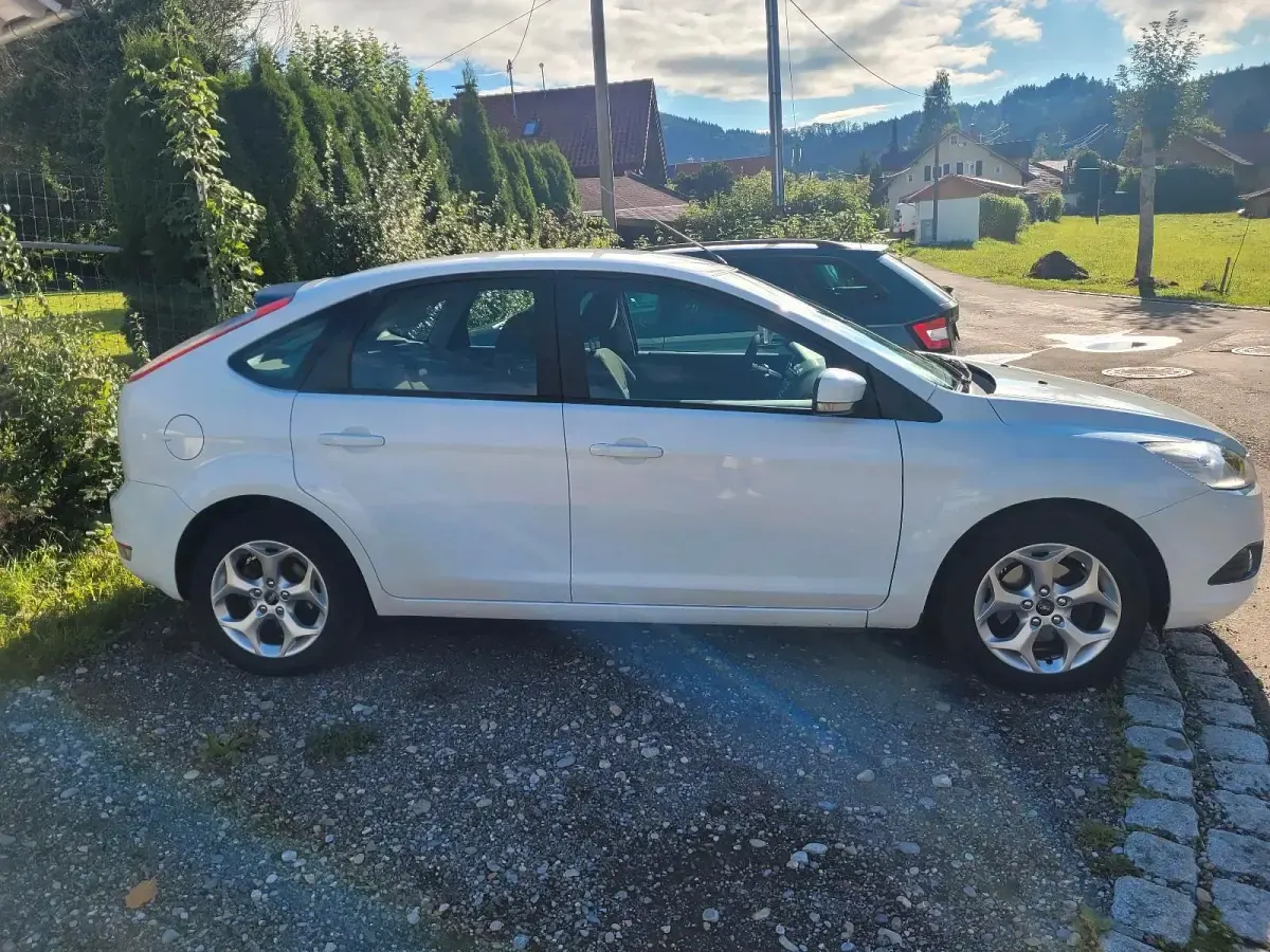 Gebraucht Ford Focus 101 PS (74 kW) 2008 Weiß Kleinwagen