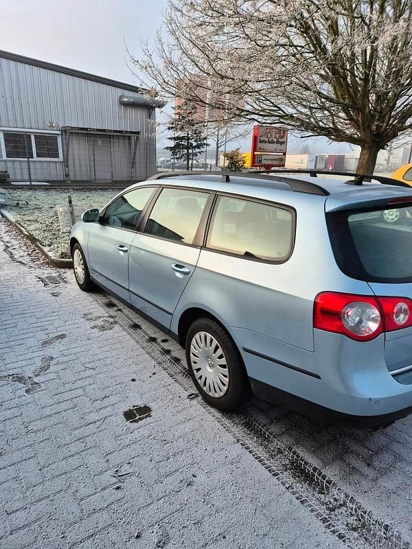 Gebraucht VW Passat 140 PS (102 kW) 2009 Blau Kombi