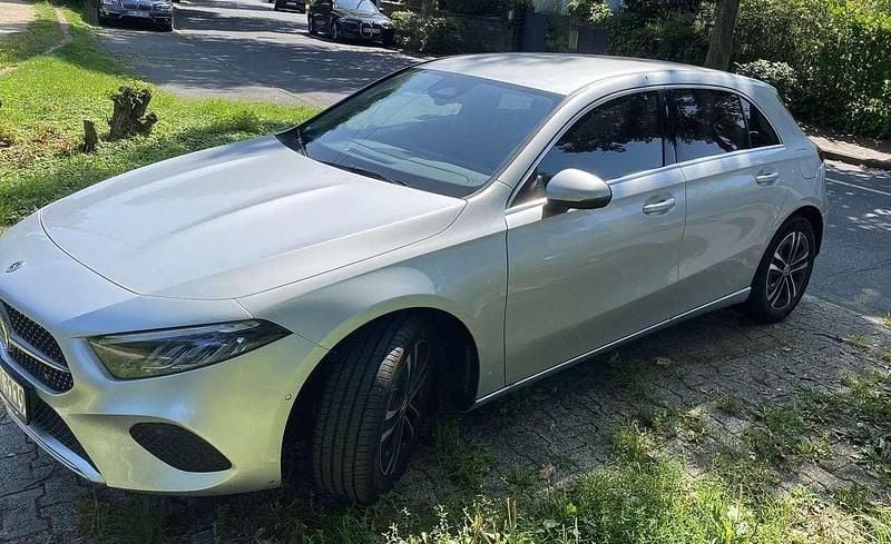 Grau Gebraucht 2023 Mercedes A180 Kleinwagen | 26.250 € (Fairer Preis) - Bild 1/4