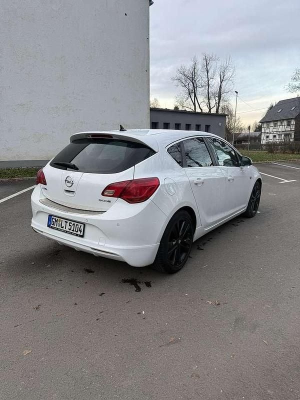 Gebraucht Opel Astra 136 PS (100 kW) 2014 Weiß Kleinwagen