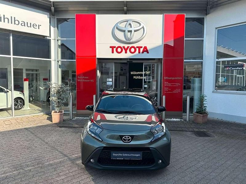 Grün Gebraucht 2022 Toyota Aygo Pulse Kleinwagen | 13.980 € (Fairer Preis) - Bild 1/4