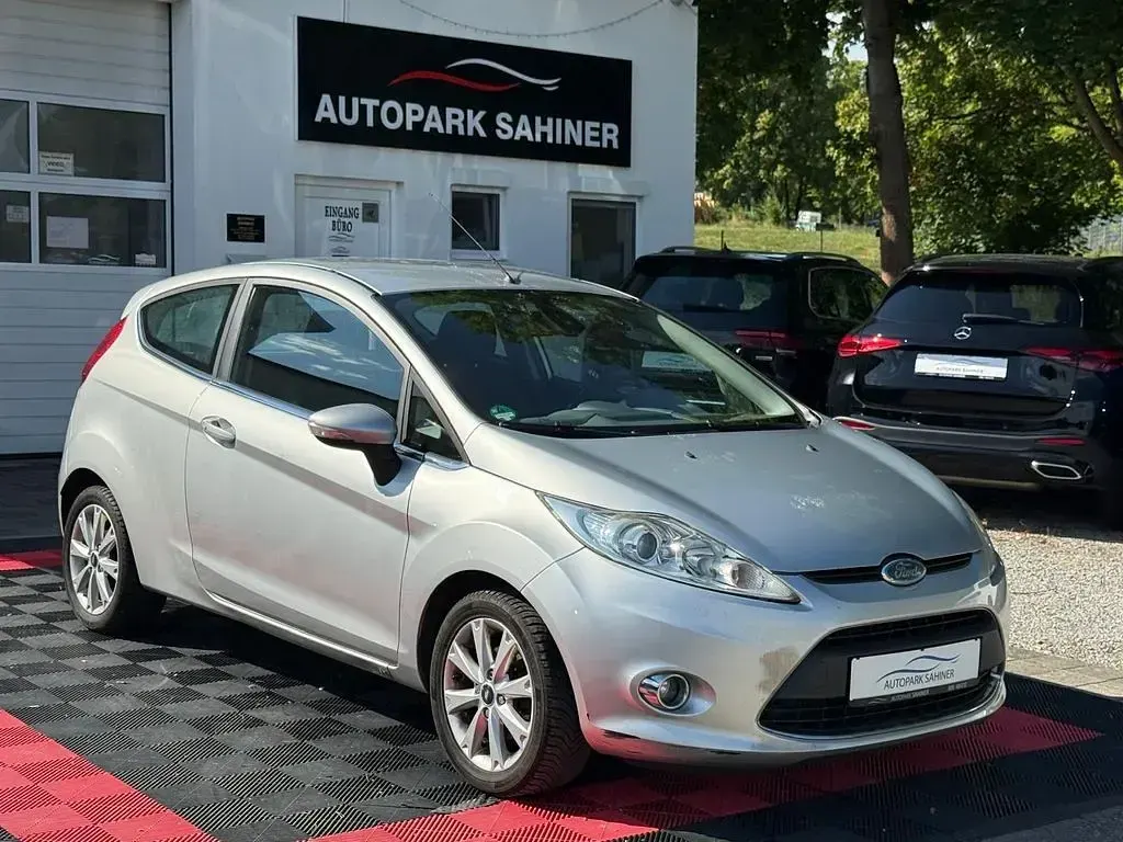 Gebraucht Ford Fiesta Ghia 82 PS (60 kW) 2009 Silber Limousine
