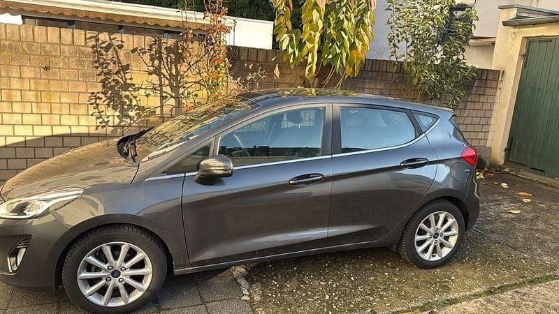 Grau Gebraucht 2018 Ford Fiesta Titanium Limousine | 8.400 € (Guter Preis) - Bild 1/4