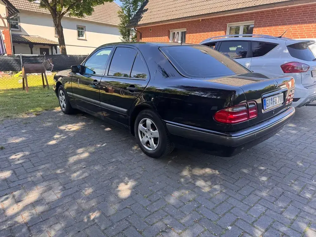 Usata Mercedes E240 Avantgarde 170 CV (125 kW) 1998 Nero Berlina