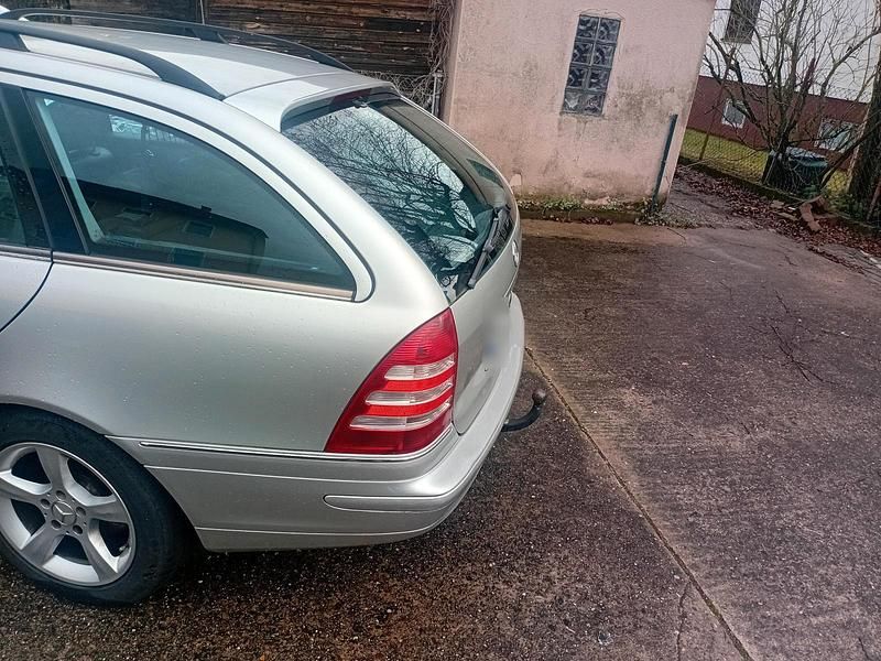 Gebraucht Mercedes 220 143 PS (105 kW) 2004 Silber Kombi