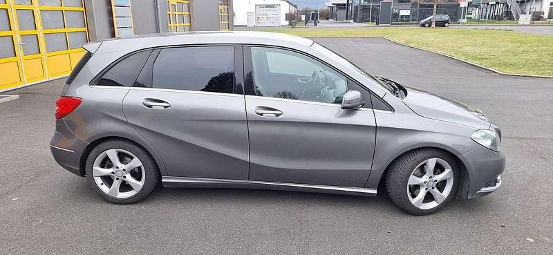 Gebraucht Mercedes B180 122 PS (89 kW) 2014 Grau Van / Kleinbus