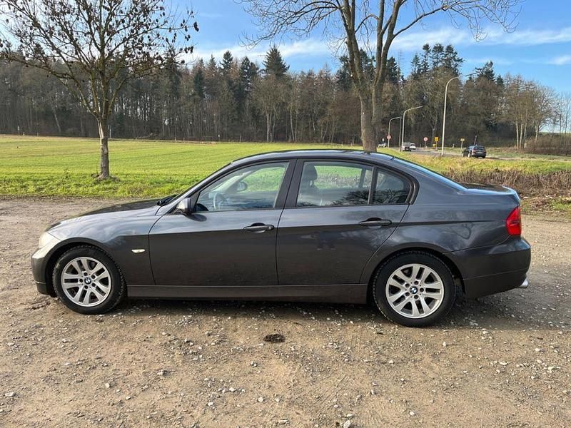 Gebraucht BMW 320 170 PS (125 kW) 2007 Grau Limousine