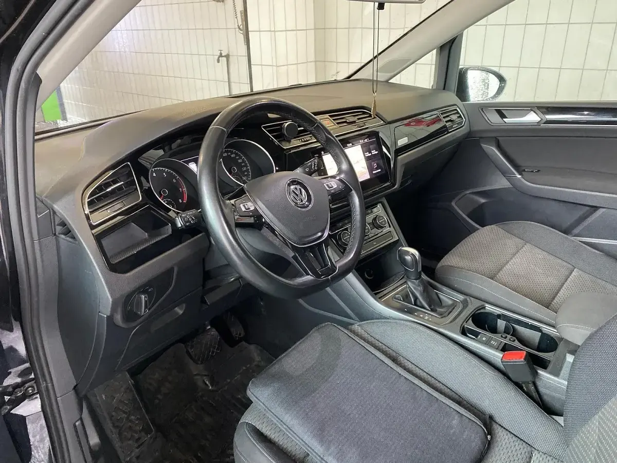 Gebraucht VW Touran Comfortline 150 PS (110 kW) 2019 Van / Kleinbus