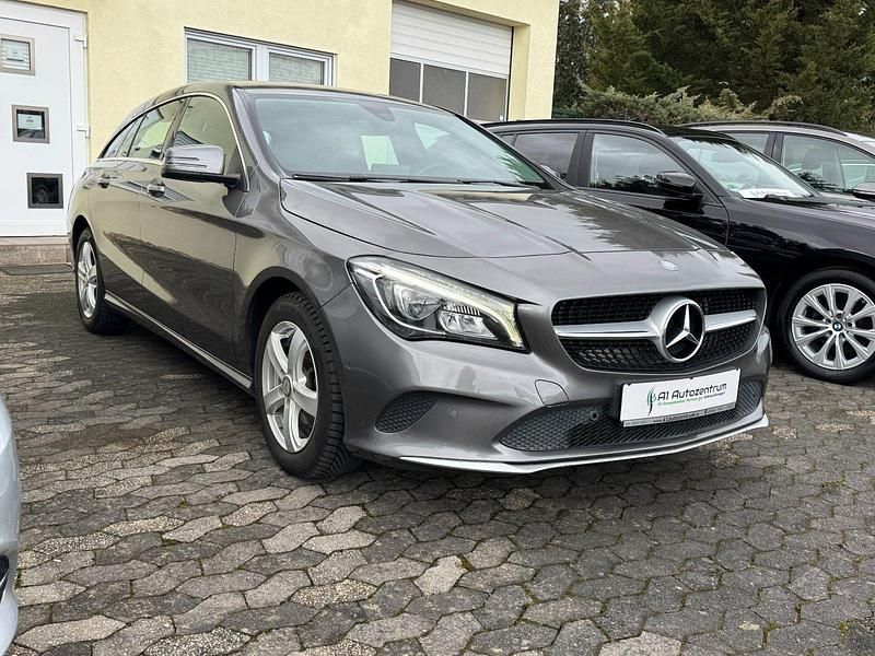 Gebraucht Mercedes CLA200 Shooting Brake 156 PS (114 kW) 2017 Grau Kombi