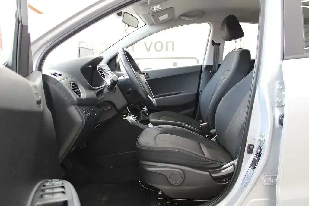 Gebraucht Hyundai i10 67 PS (49 kW) 2018 Sleek silver Kleinwagen