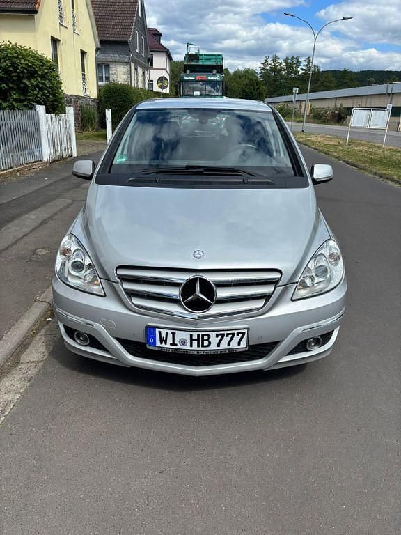 Silber Gebraucht 2009 Mercedes B180 Van / Kleinbus | 2.300 € (Superpreis) - Bild 1/4