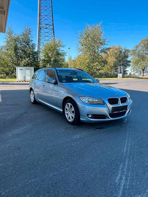 Blau Gebraucht 2011 BMW 318 Kombi | 4.199 € (Superpreis) - Bild 1/4