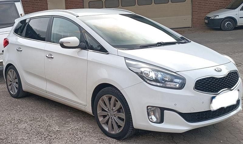 Weiß Gebraucht 2015 Kia Carens Spirit Van / Kleinbus | 11.100 € (Fairer Preis) - Bild 1/4