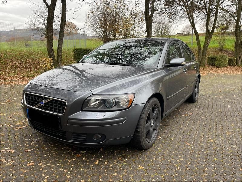 Grau Gebraucht 2004 Volvo S40 Limousine | 4.799 € (Fairer Preis) - Bild 1/4
