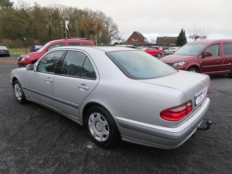 Second-hand Mercedes E200 116 CP (85 kW) 2000 Argintiu Berlinǎ