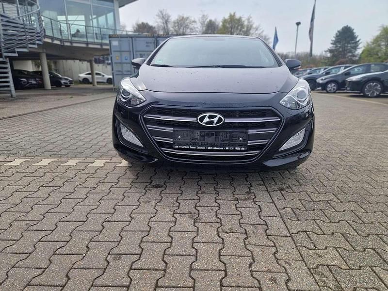 Gebraucht Hyundai i30 Passion 110 PS (80 kW) 2016 Phantom black / mic Kleinwagen