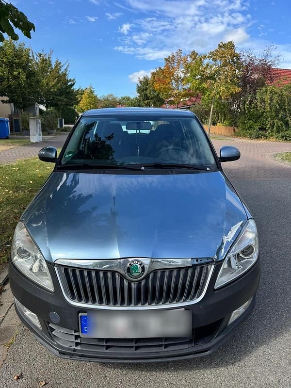 Grau Gebraucht 2011 Skoda Fabia Limousine | 2.000 € (Superpreis) - Bild 1/4
