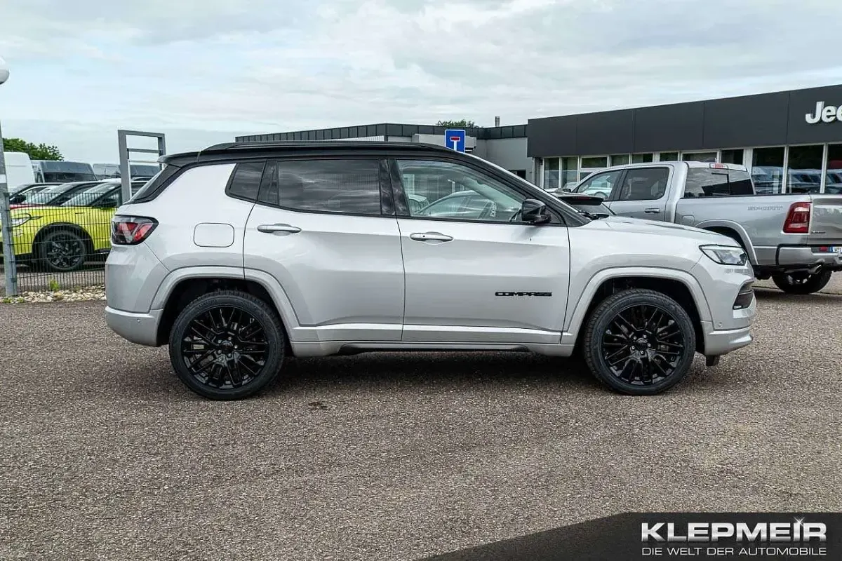 Gebraucht Jeep Compass 179 PS (131 kW) 2022 Zweifarblackierung glacier si SUV