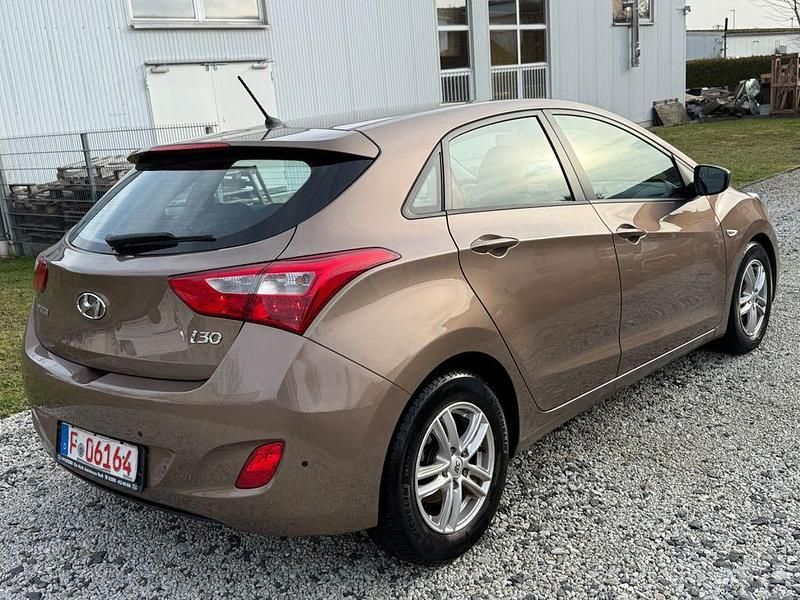 Gebraucht Hyundai i30 99 PS (72 kW) 2013 Braun Limousine