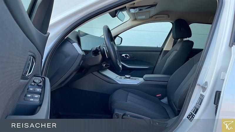 Gebraucht BMW 320 190 PS (139 kW) 2024 Weiß Limousine