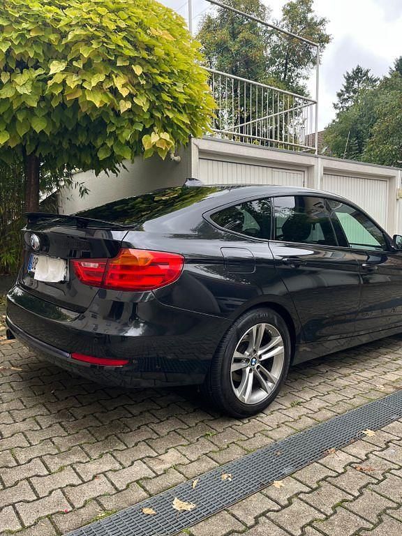 Schwarz Gebraucht 2015 BMW 318 Gran Turismo Sport Line Limousine | 14.548 € (Guter Preis) - Bild 1/4
