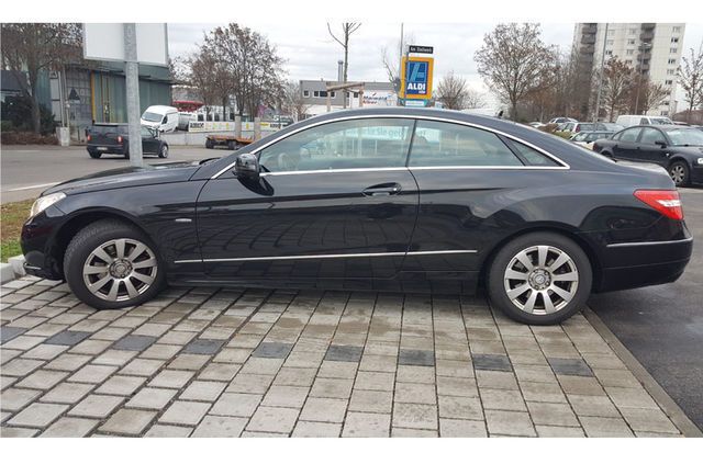 Gebraucht Mercedes E220 170 PS (125 kW) 2010 Schwarz Coupé