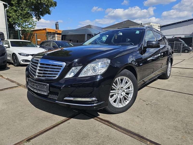 Schwarz Gebraucht 2011 Mercedes E200 Kombi | 9.900 € (Fairer Preis) - Bild 1/4