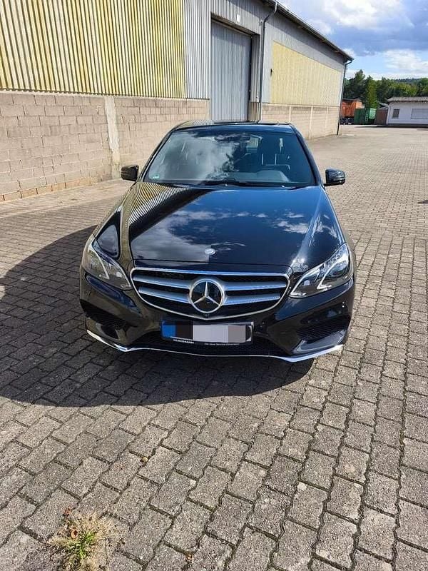 Schwarz Gebraucht 2017 Mercedes E350 AMG line Limousine | 29.900 € (Guter Preis) - Bild 1/4