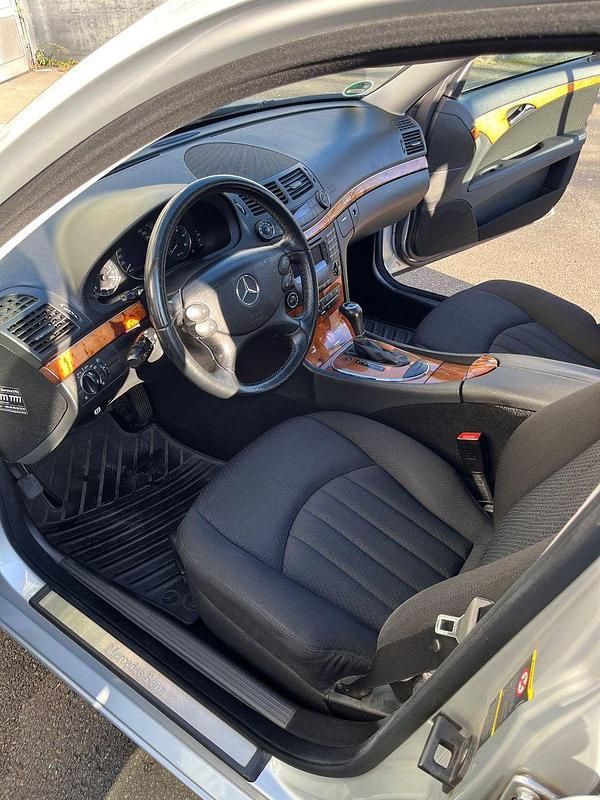 Silber Gebraucht 2007 Mercedes E220 Elegance Kombi | 5.000 € (Etwas zu teuer) - Bild 1/4