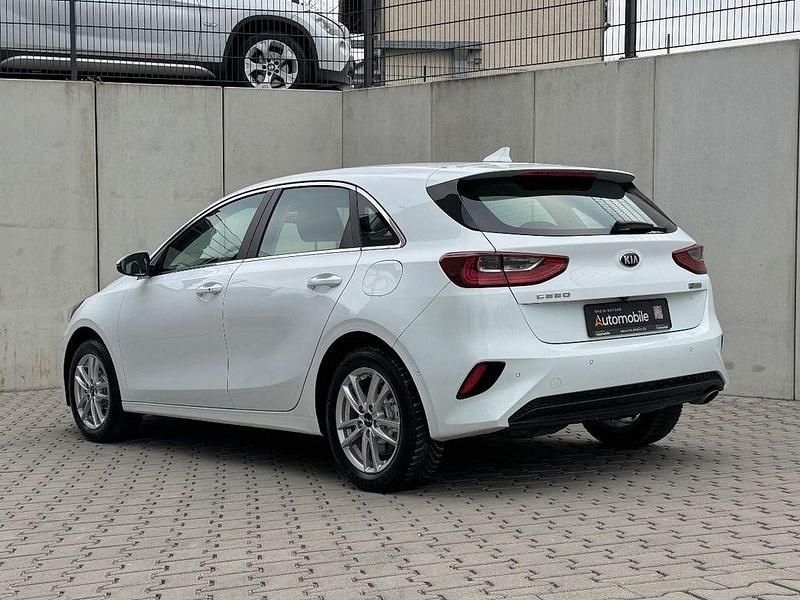 Gebraucht Kia Ceed Spirit 136 PS (100 kW) 2021 Weiß Kleinwagen