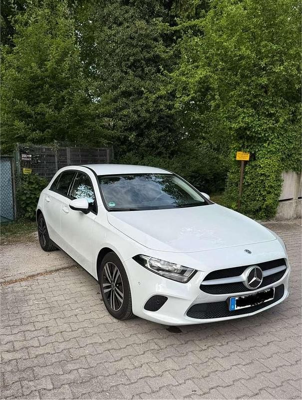 Weiß Gebraucht 2020 Mercedes A180 Progressive Limousine | 18.999 € (Guter Preis) - Bild 1/4