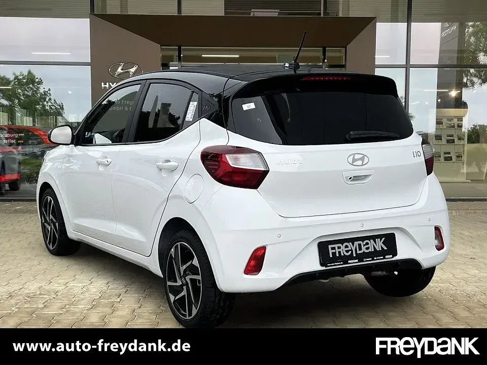 Gebraucht Hyundai i10 Prime 79 PS (58 kW) 2025 Atlas white/ phantom black Kleinwagen