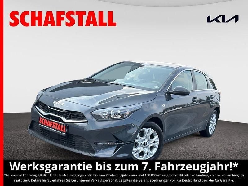Grau ((h8g) pentametal met.) Gebraucht 2024 Kia Ceed Comfort Limousine | 21.379 € (Superpreis) - Bild 1/3