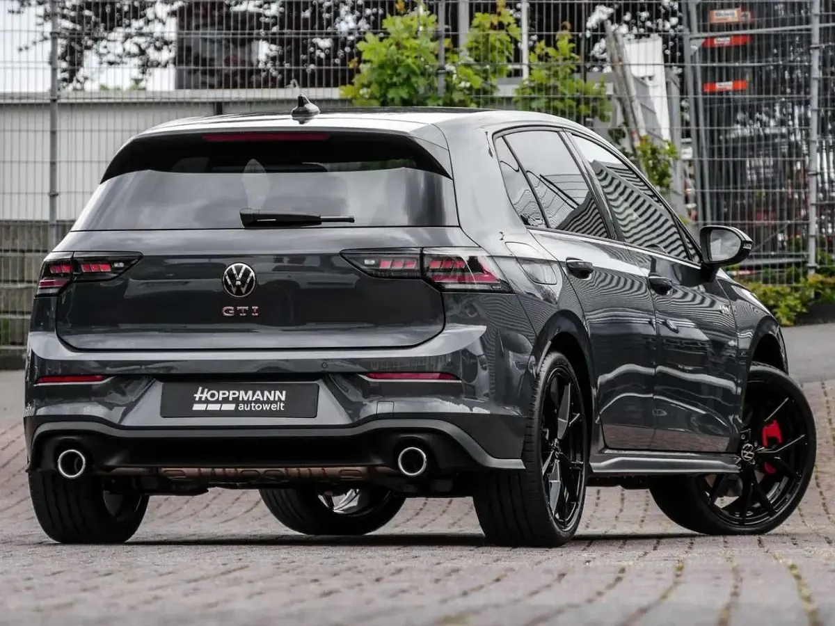 Neu VW Golf VIII GTI 265 PS (194 kW) 2026 Delfingrau metallic Limousine