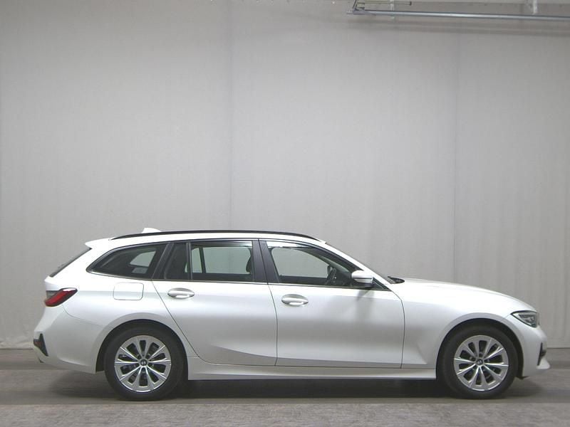 Weiss Gebraucht 2020 BMW 320 Sport Line Kombi | 19.980 € (Superpreis) - Bild 1/4