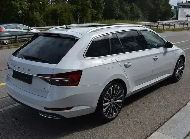 Gebraucht Skoda Superb LAURIN & KLEMENT 280 PS (205 kW) 2023 Moonweiß Kombi