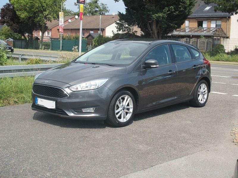 Grau Gebraucht 2018 Ford Focus Trend Limousine | 9.500 € (Fairer Preis) - Bild 1/4