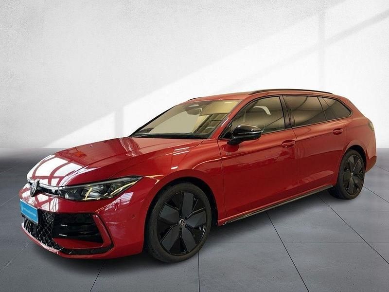 Gebraucht VW Passat R-line 150 PS (110 kW) 2024 Chilirot metallic Kombi