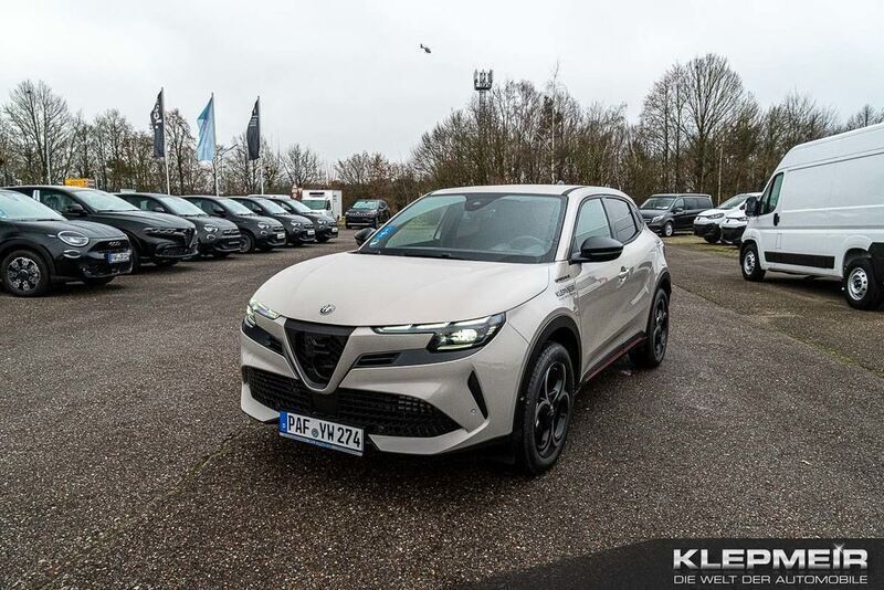 Avorio scala, metalliclackier Gebraucht 2024 Alfa Romeo Junior Edizione Speciale Limousine | 29.900 € (Fairer Preis) - Bild 1/4
