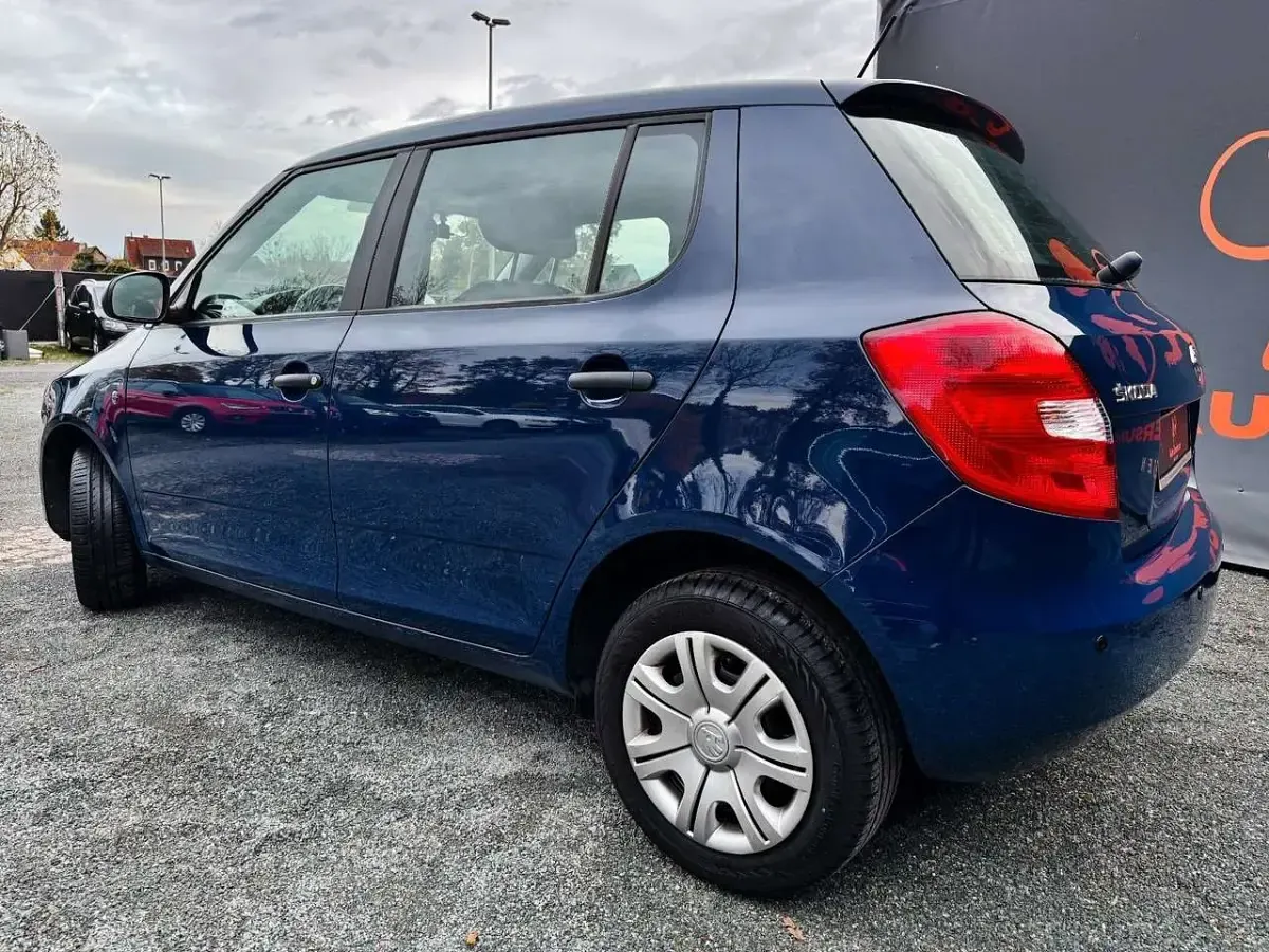 Używany Skoda Fabia 60 KM (44 kW) 2015 Niebieski Sedan/Limuzyna