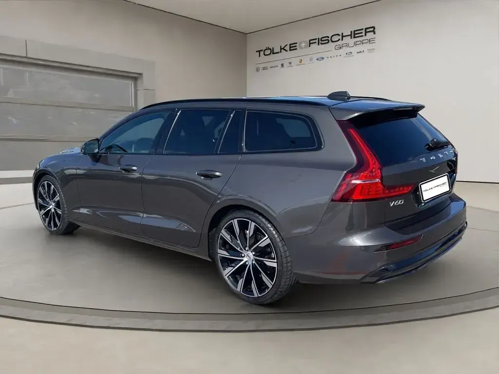 Gebraucht Volvo V60 Plus 197 PS (144 kW) 2023 Platinum grey (metallic) Kombi