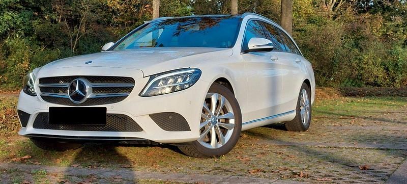 Weiß Gebraucht 2019 Mercedes C180 Kombi | 24.590 € (Fairer Preis) - Bild 1/4