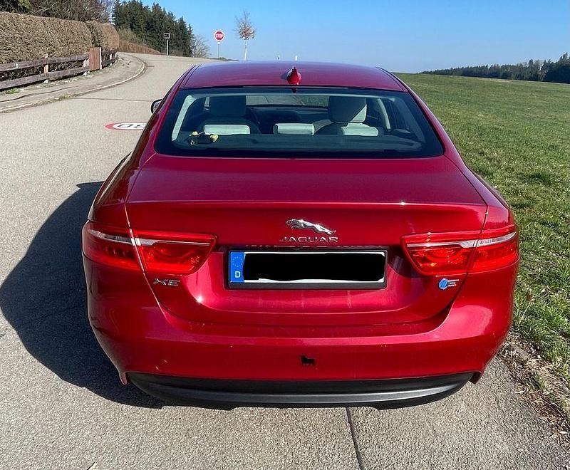 Gebraucht Jaguar XE Portfolio 163 PS (119 kW) 2016 Rot Limousine