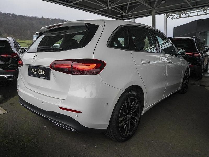 Gebraucht Mercedes B200 Progressive 163 PS (119 kW) 2023 Weiß Kleinwagen