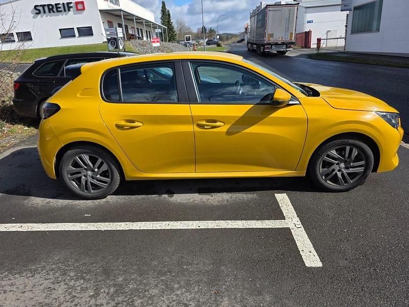 Gebraucht Peugeot 208 Active 101 PS (74 kW) 2021 Gelb Kleinwagen