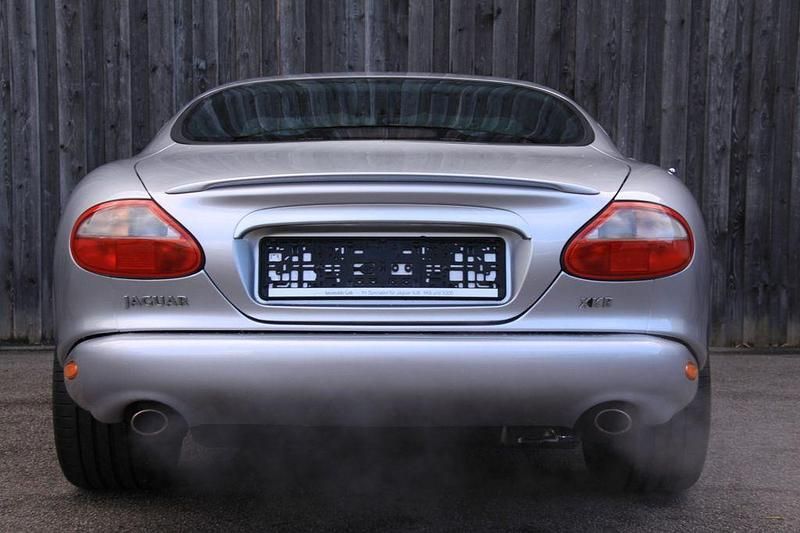 Second-hand Jaguar XKR 363 CP (266 kW) 2000 Argintiu Coupe