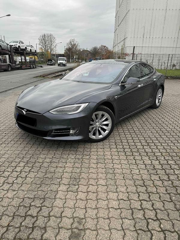 Grau Gebraucht 2018 Tesla Model S Kleinwagen | 29.900 € (Guter Preis) - Bild 1/4