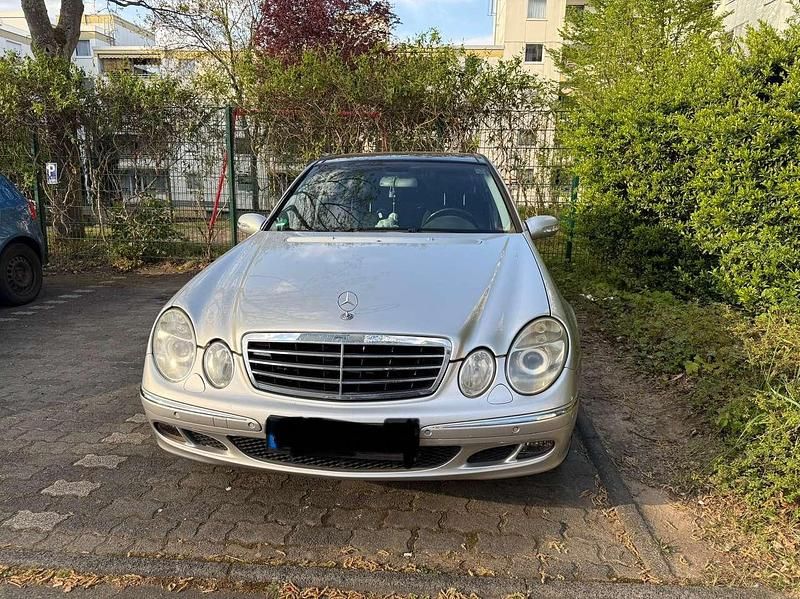 Grau Gebraucht 2003 Mercedes E240 Limousine | 2.700 € (Guter Preis) - Bild 1/4