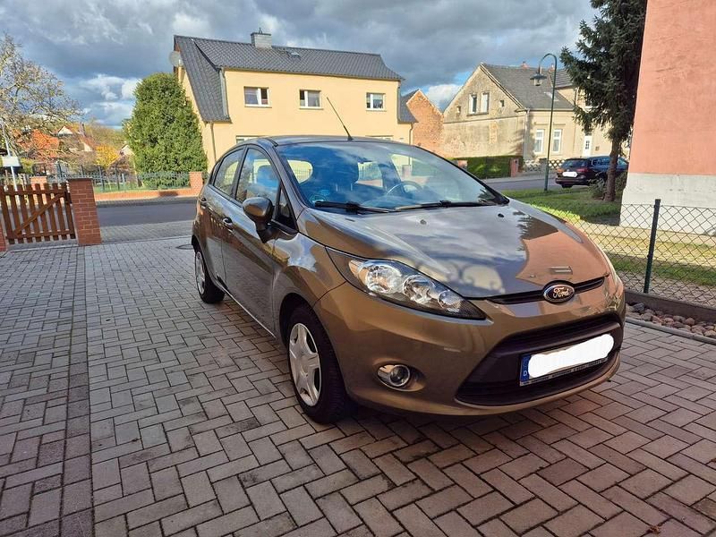 Gebraucht Ford Fiesta Champions Edition 82 PS (60 kW) 2012 Braun Limousine