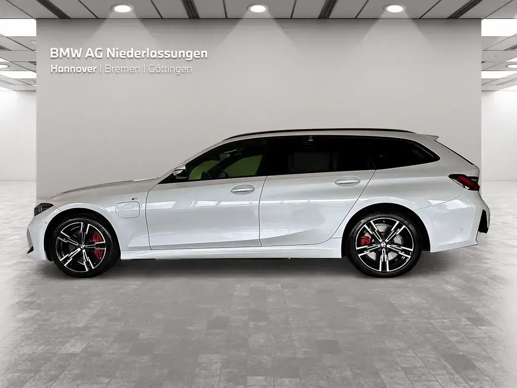 Gebraucht BMW 330 M Sport 292 PS (214 kW) 2025 Weiß Kombi